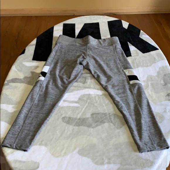 Women’s pink Victoria’s Secret Crops leggings - Picture 3 of 10